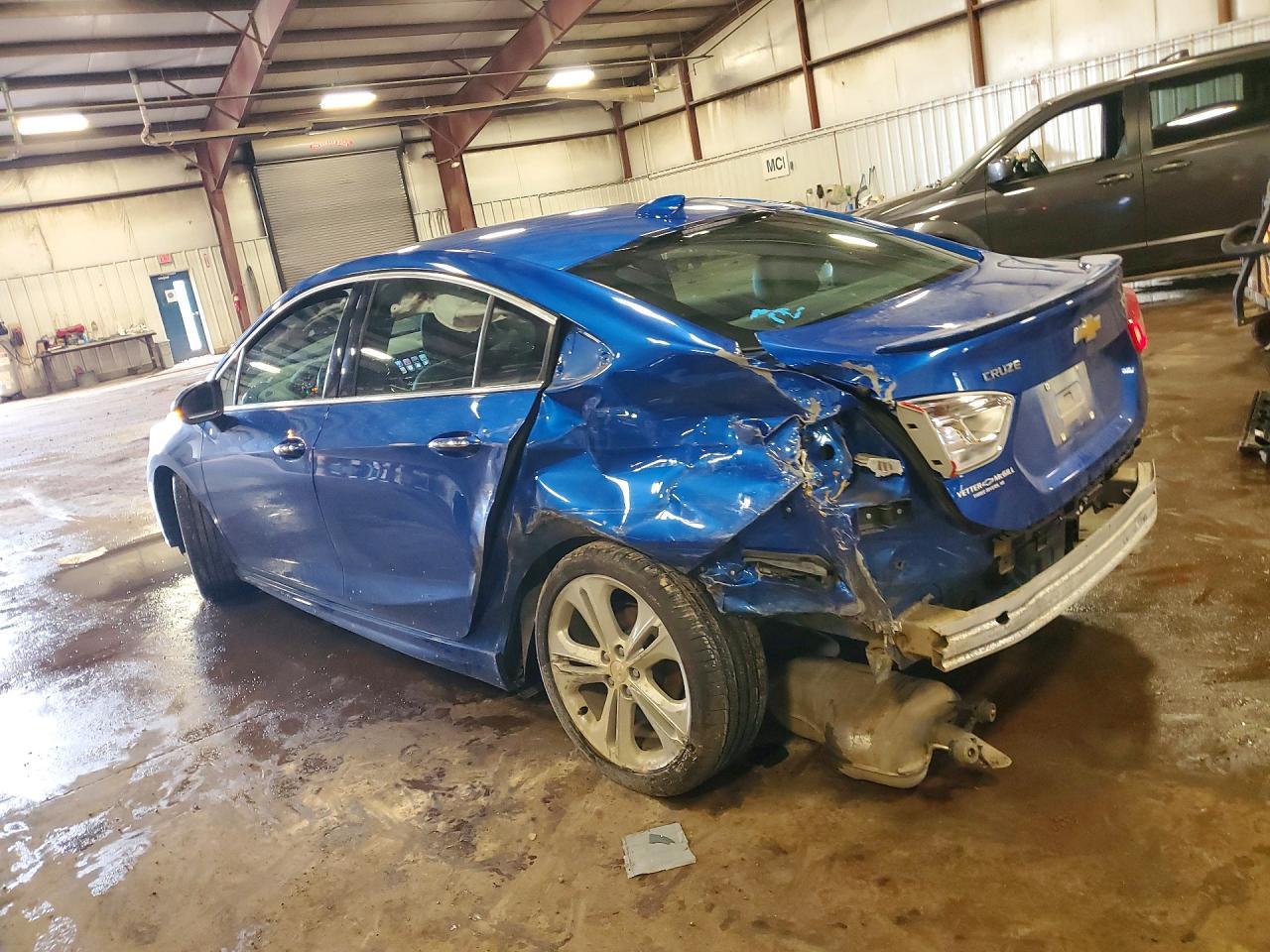 2016 Chevrolet Cruze Premier - Фото 2