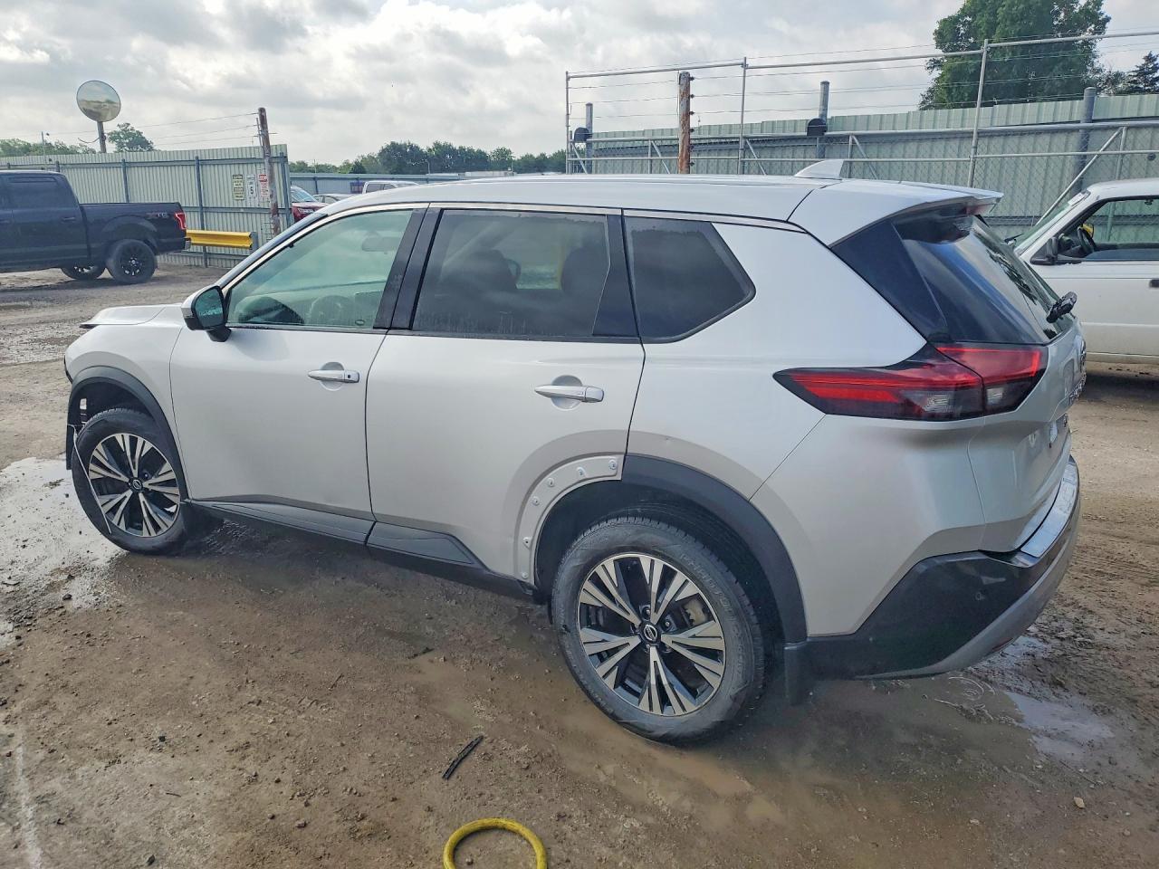 2021 Nissan Rogue Sv - Image 2