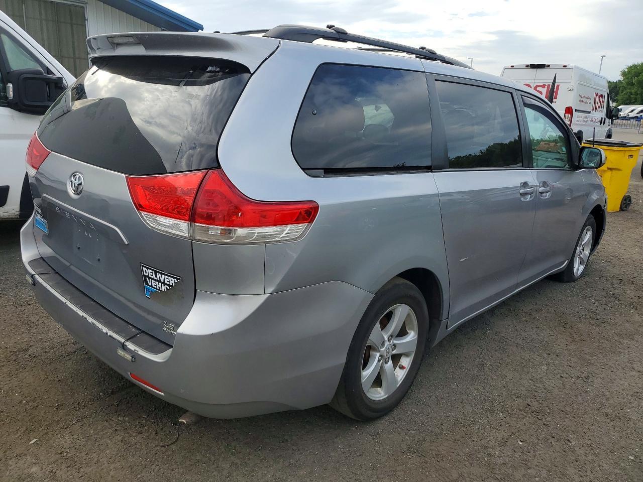 2013 Toyota Sienna Le - Фото 3