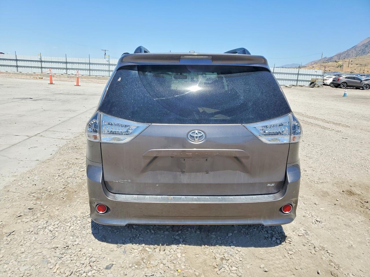 2016 Toyota Sienna Se - Фото 6