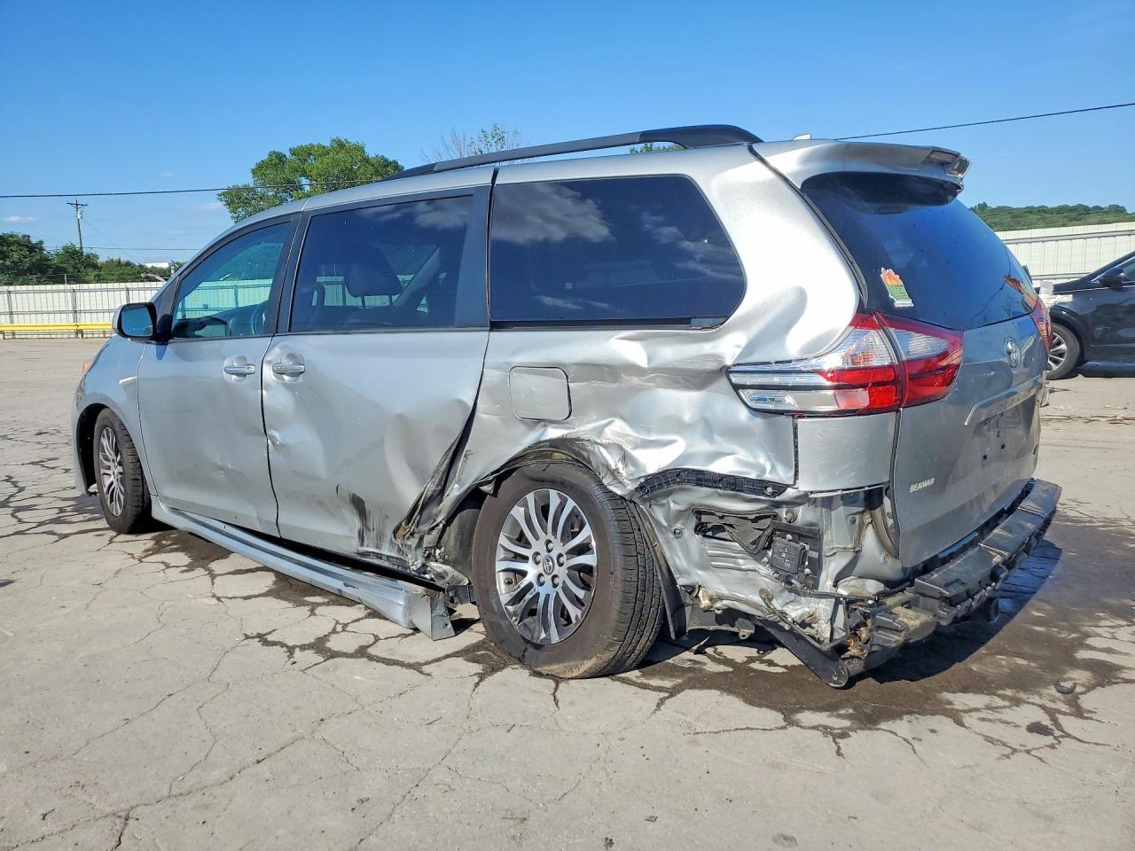 2019 Toyota Sienna Xle Premium 8-Passenger - Image 2