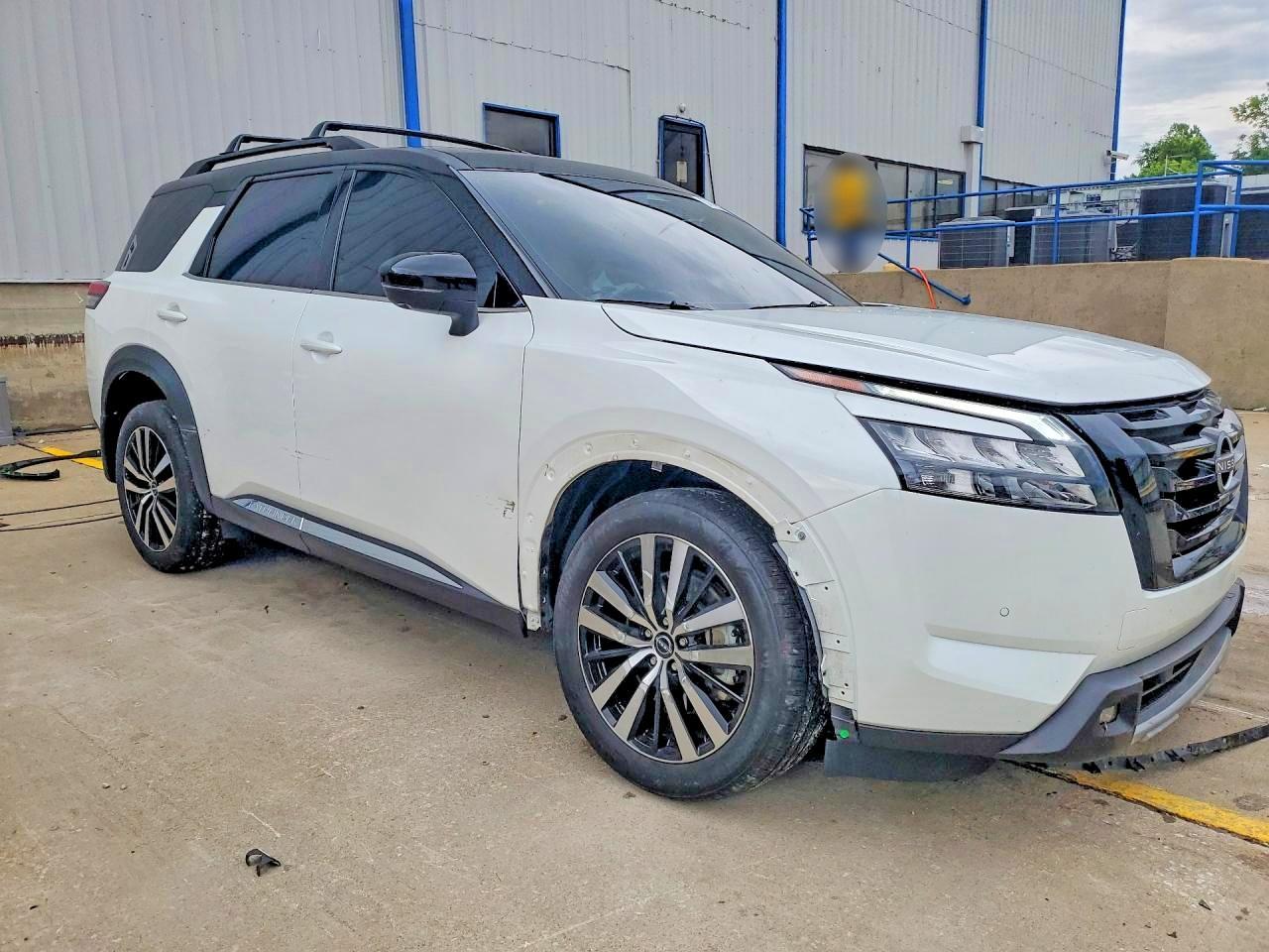 2025 Nissan Pathfinder Platinum - Image 4