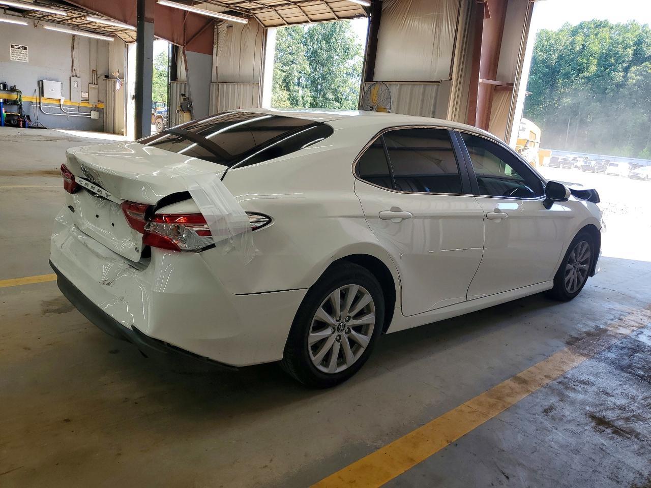 2018 Toyota Camry Le - Фото 3