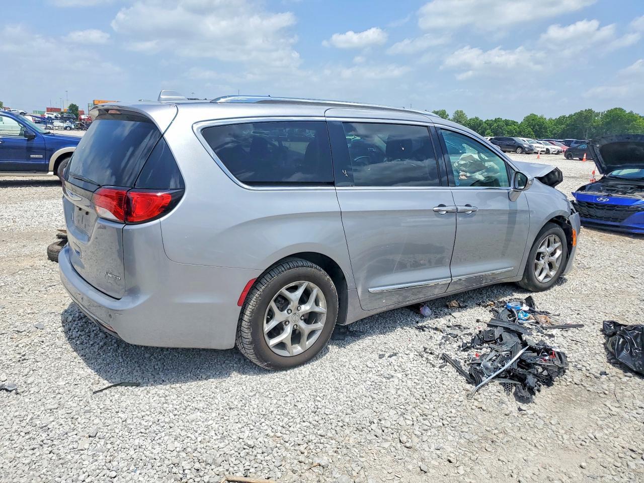 2018 Chrysler Pacifica Limited - Image 3