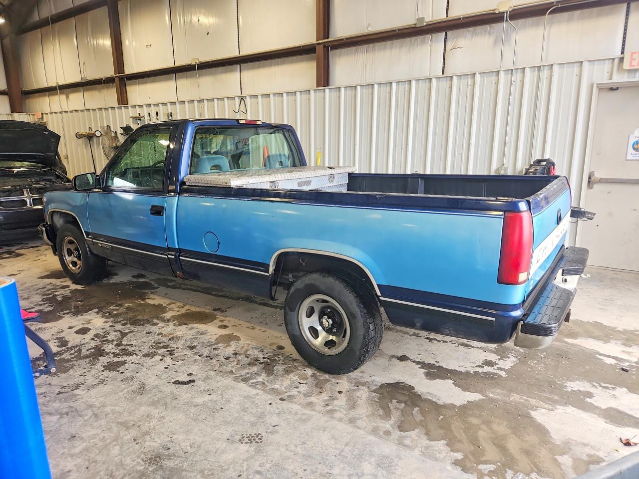 1994 Chevrolet Gmt-400 C1500 - Image 2