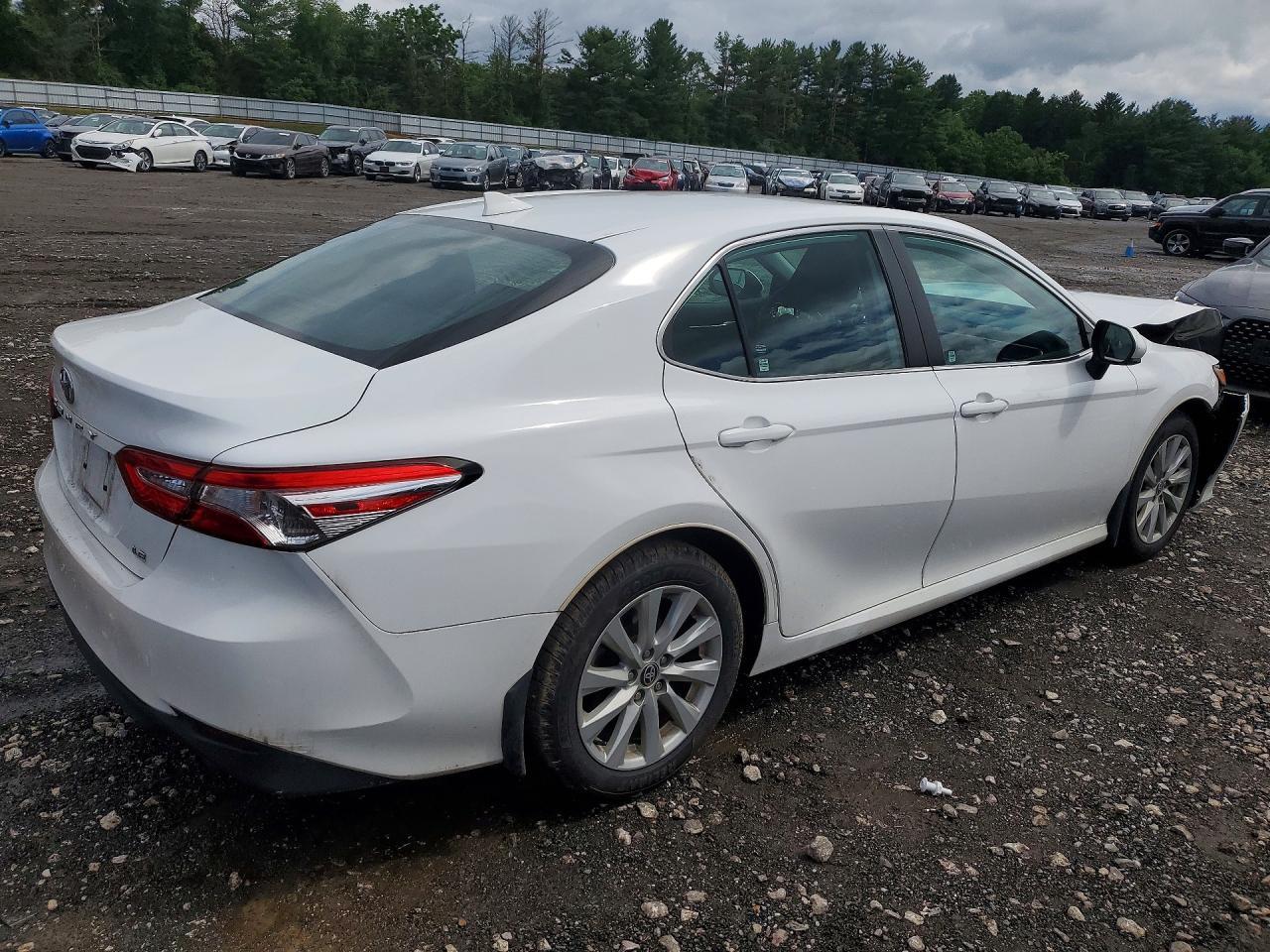 2020 Toyota Camry Le - Фото 3