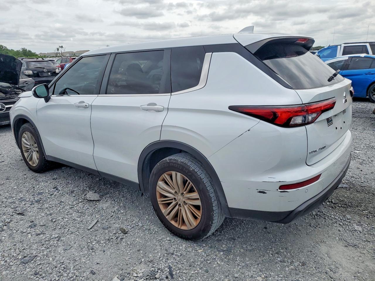 2024 Mitsubishi Outlander Es - Image 2
