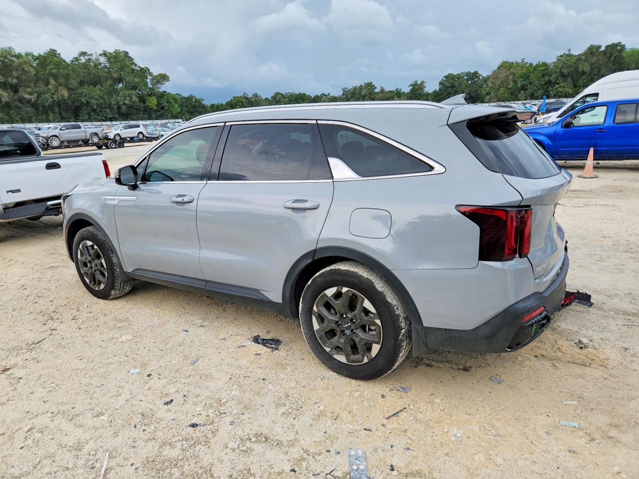2025 Kia Sorento S - Image 2