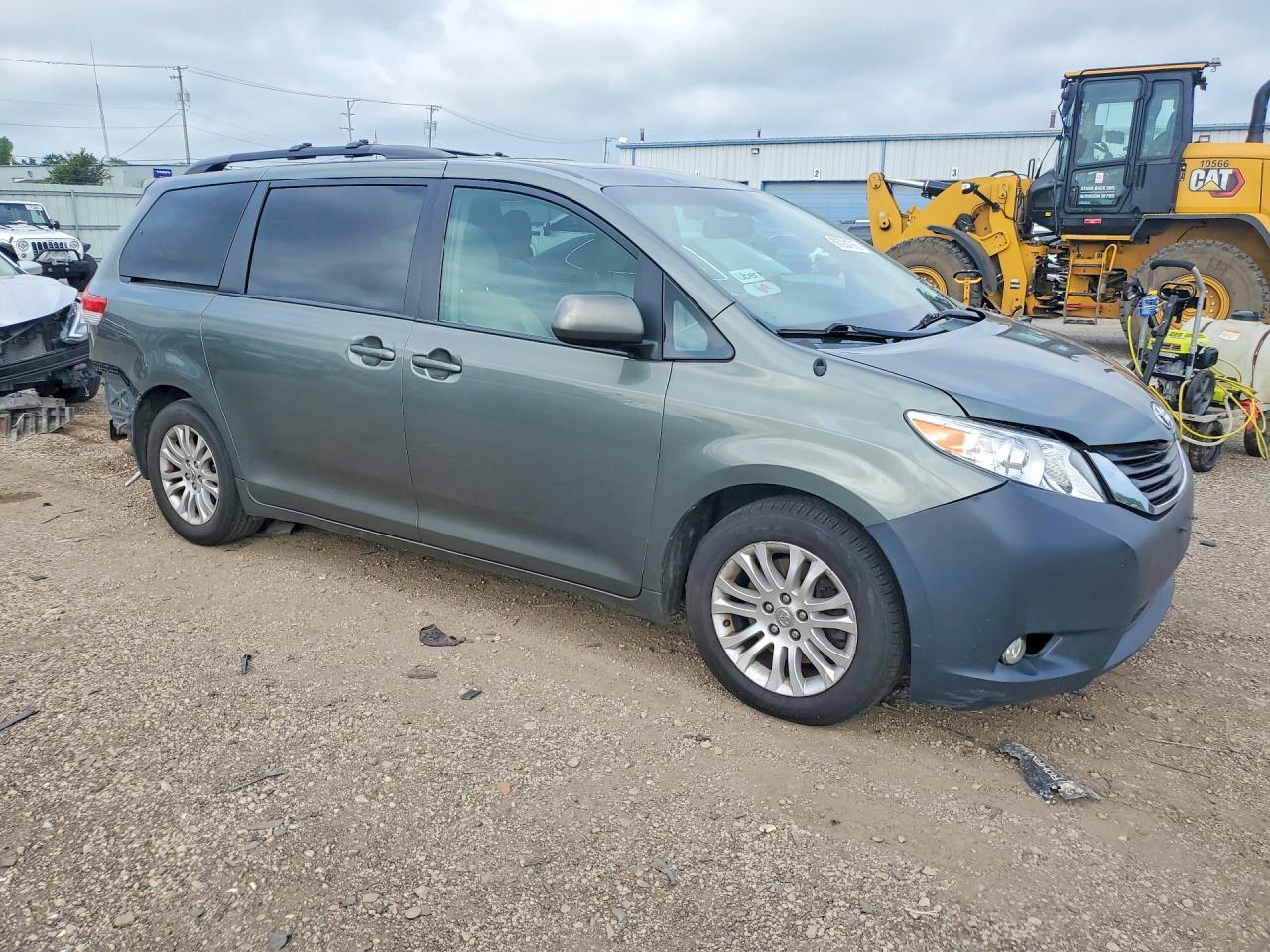 2013 Toyota Sienna Xle 8-Passenger - Фото 4