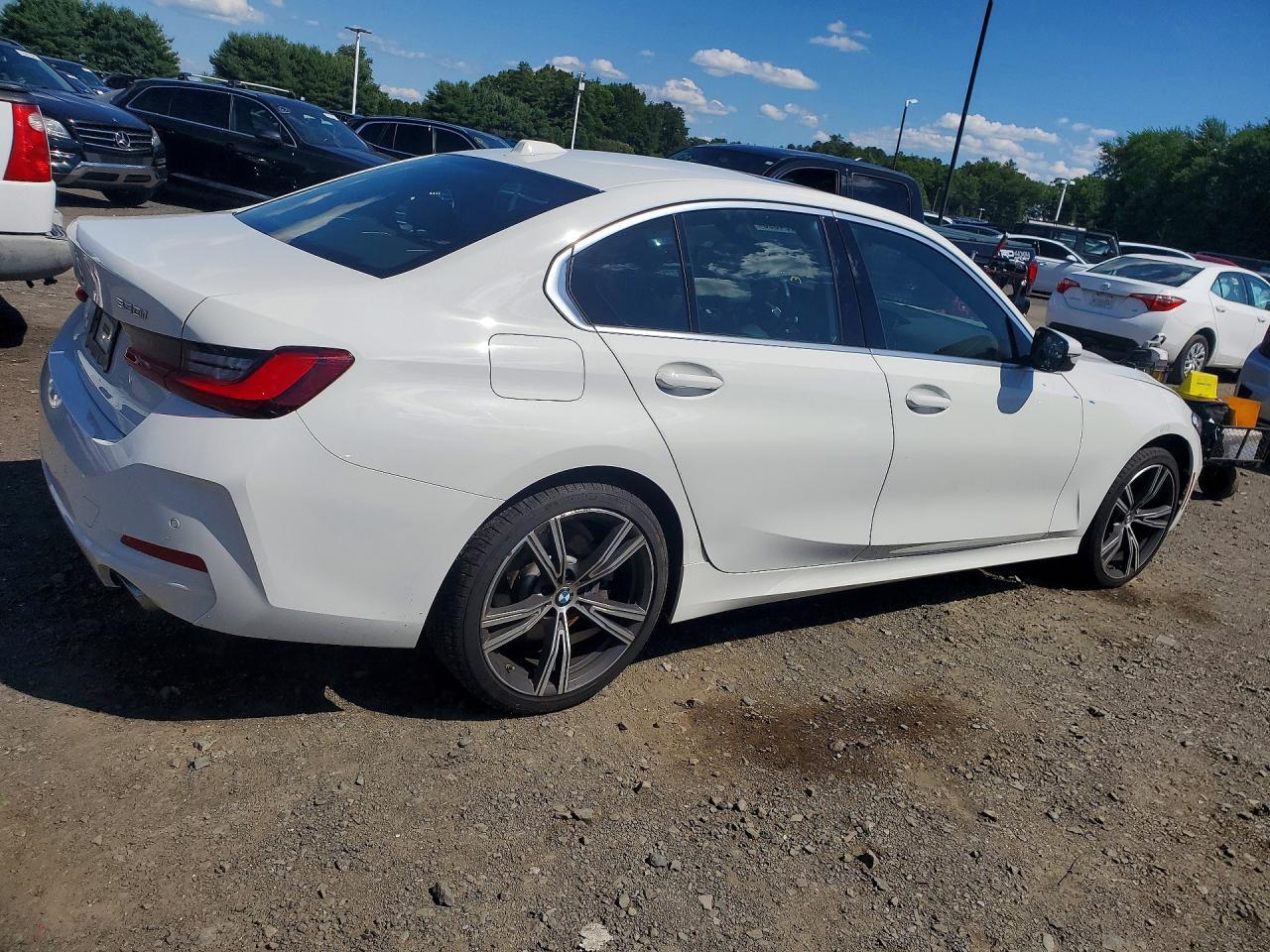 2024 BMW 330Xi - Фото 3