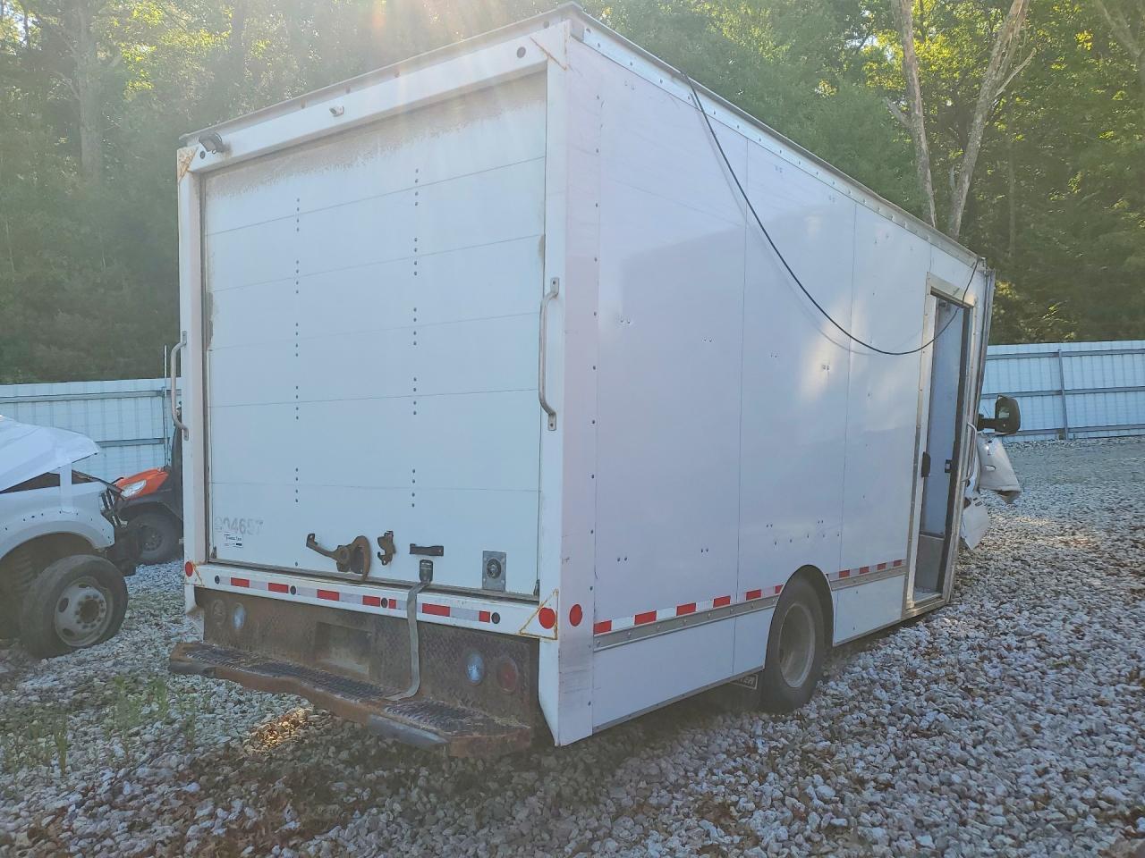 2023 Chevrolet Express Box Truck - Фото 3