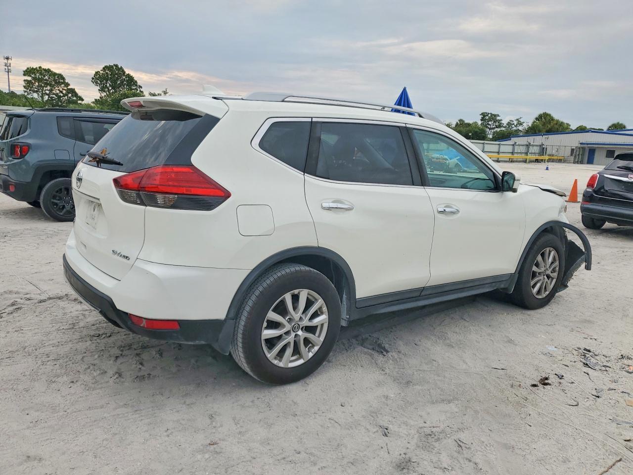2017 Nissan Rogue Sv - Image 3
