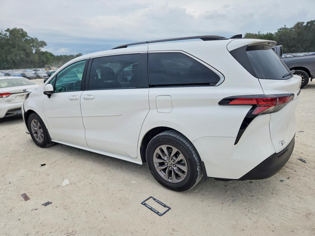 2022 Toyota Sienna Le - Image 2