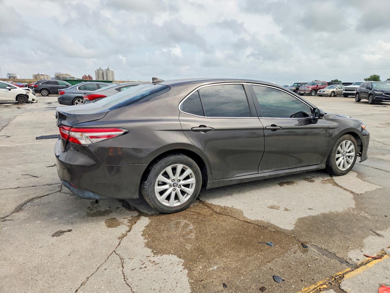 2019 Toyota Camry Le - Фото 3
