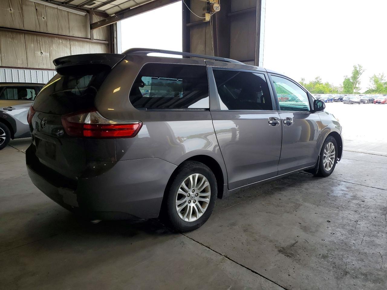 2017 Toyota Sienna Xle 8-Passenger - Фото 3