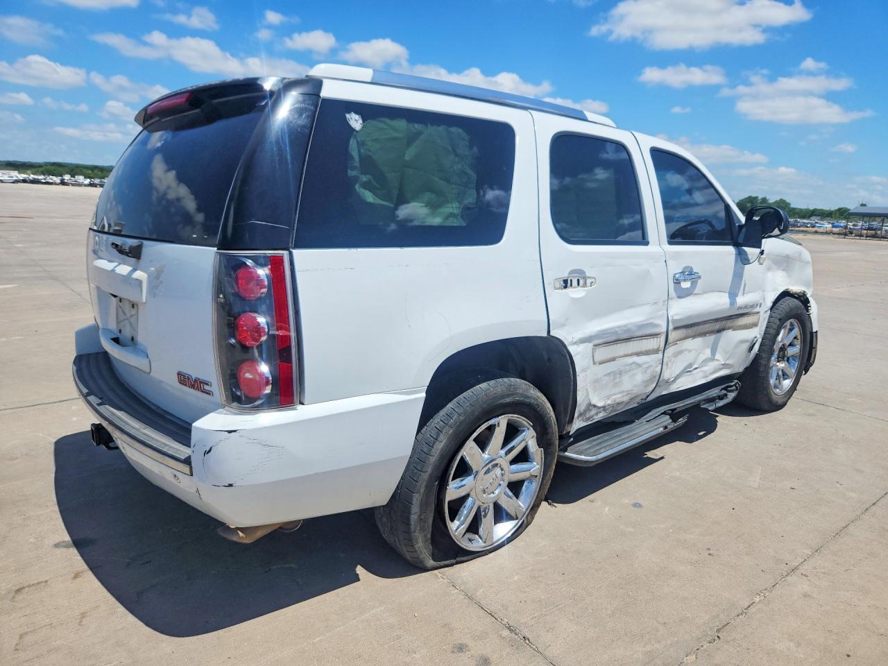 2007 GMC Yukon Denali - Image 3