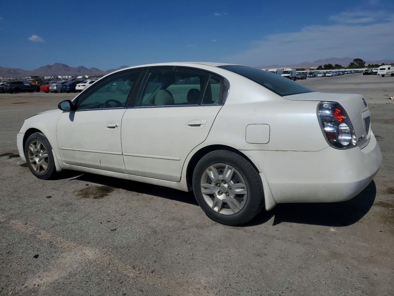2005 Nissan Altima 2.5 - Фото 2