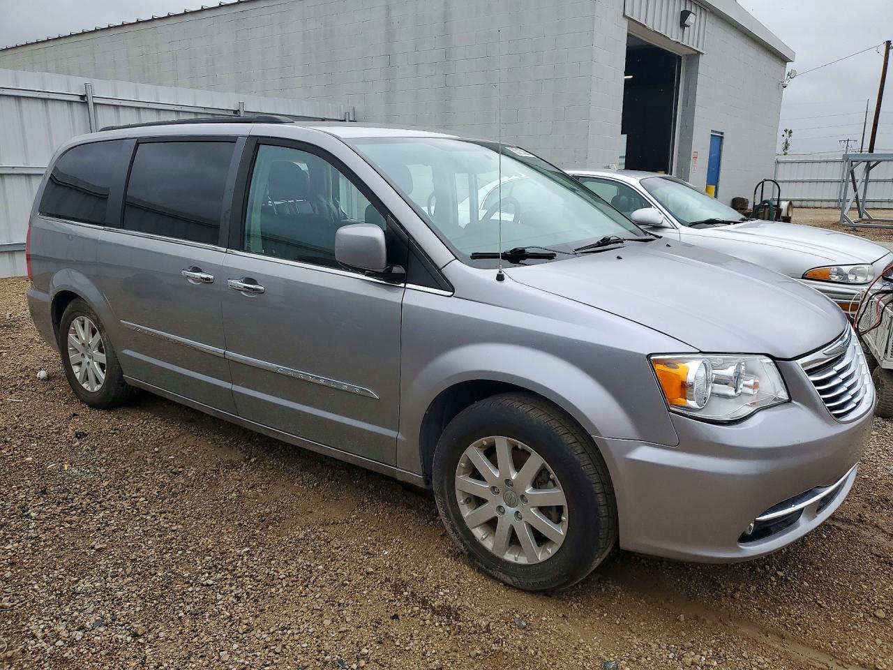 2015 Chrysler Town & Country Touring - Image 4