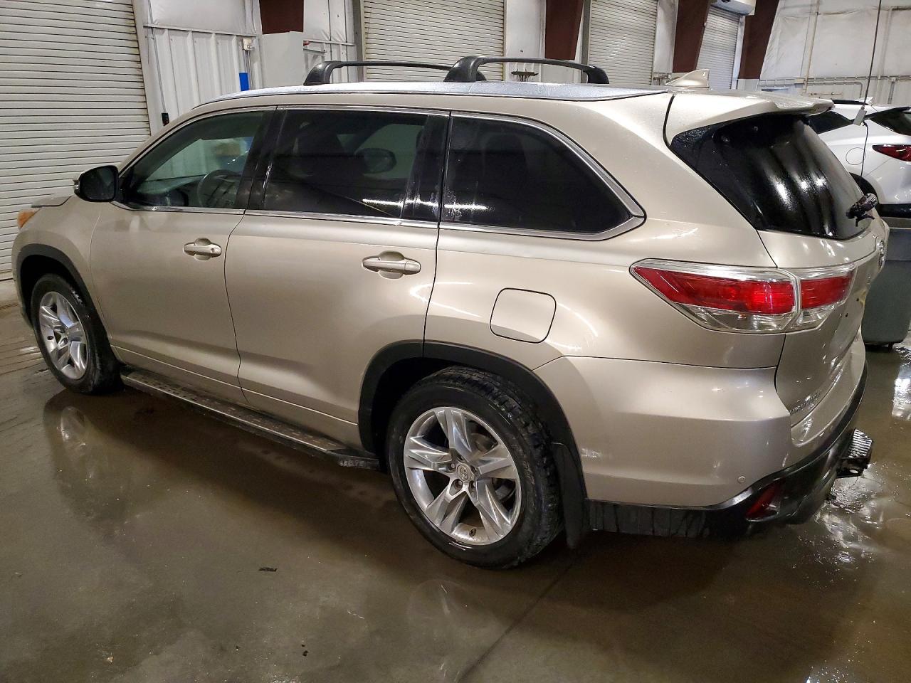 2015 Toyota Highlander Limited Platinum - Image 2