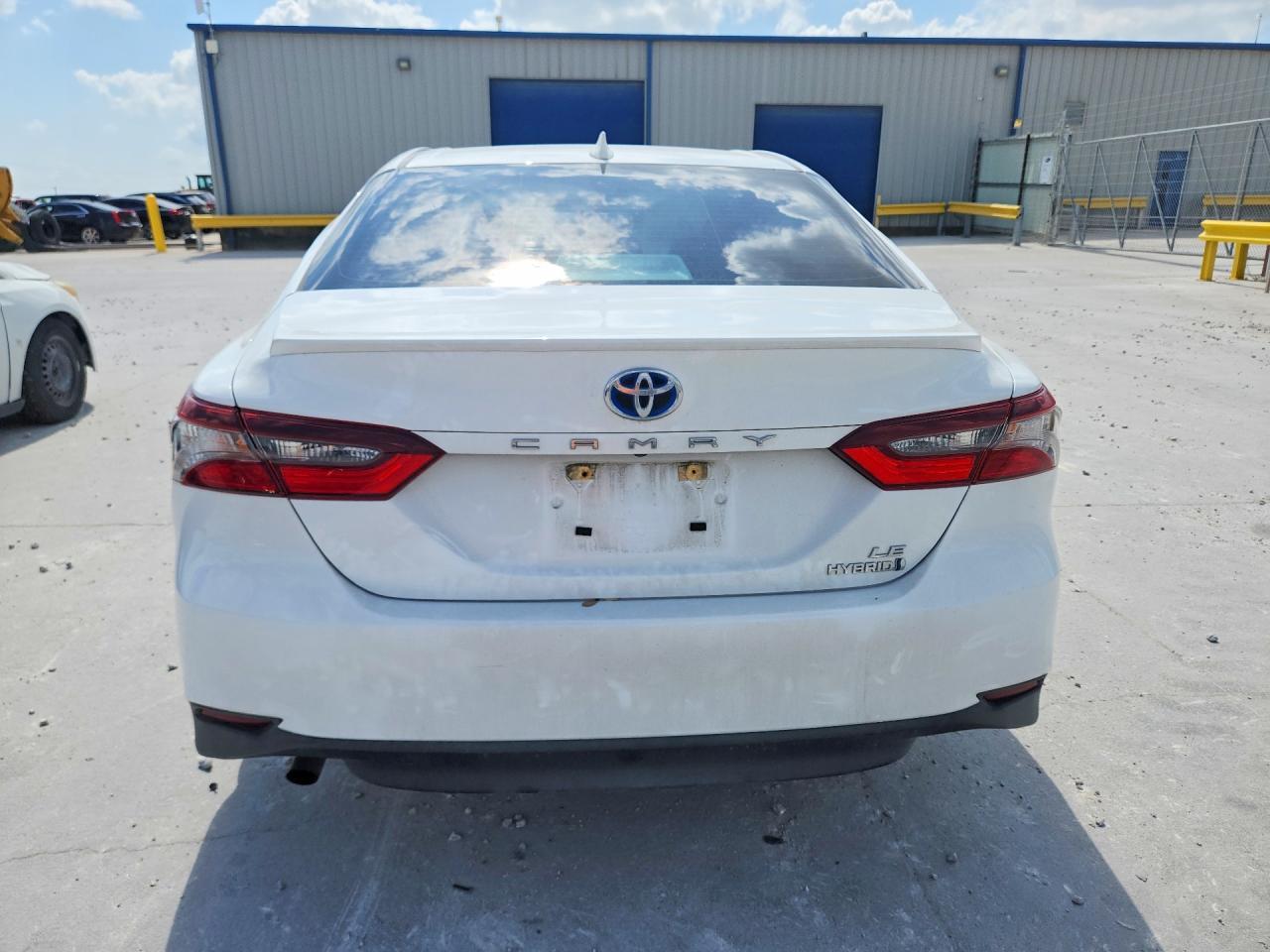 2022 Toyota Camry Le - Image 6