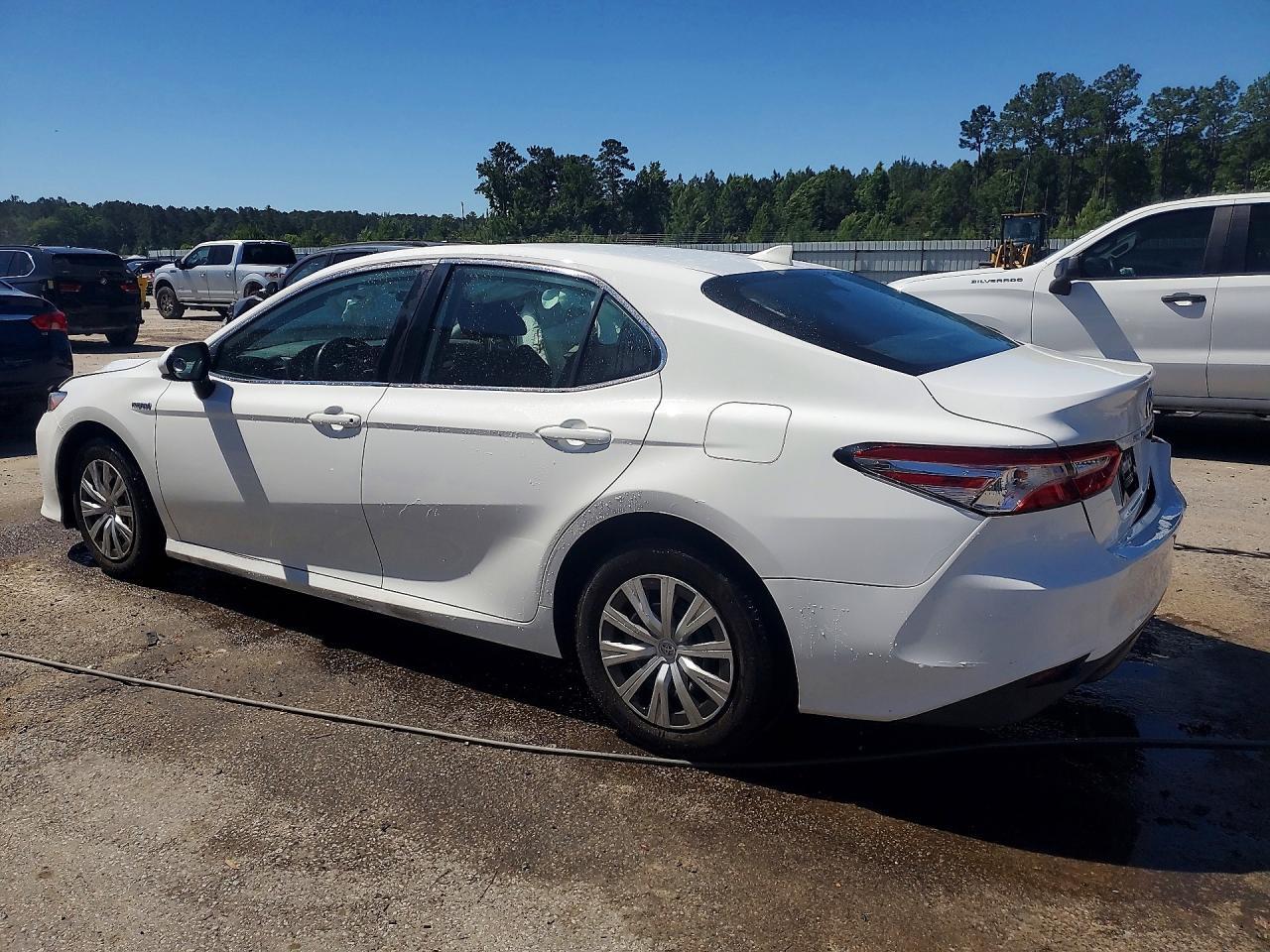 2020 Toyota Camry Le - Фото 2