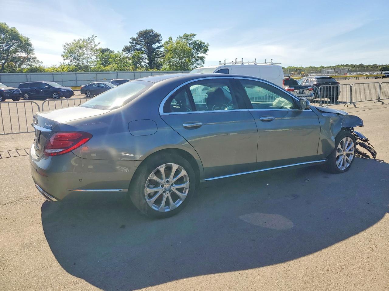 2017 Mercedes-Benz E 300 4Matic - Фото 3