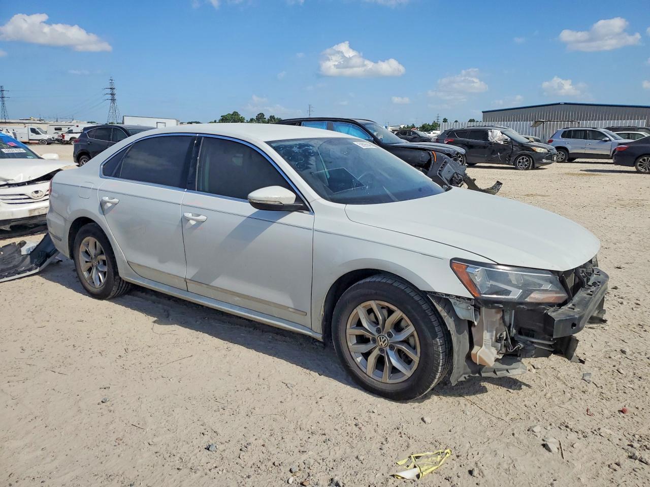 2017 Volkswagen Passat S - Фото 4