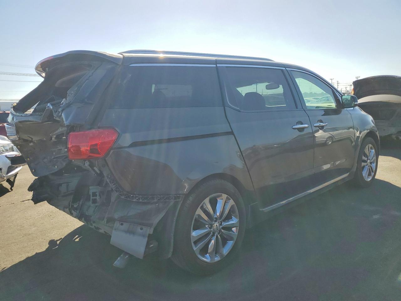 2017 Kia Sedona Sxl - Image 3
