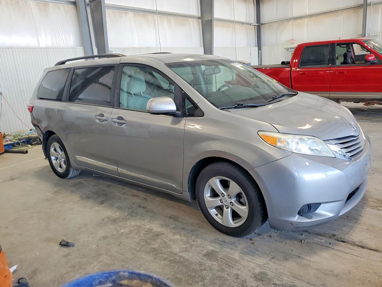 2015 Toyota Sienna Le - Image 4