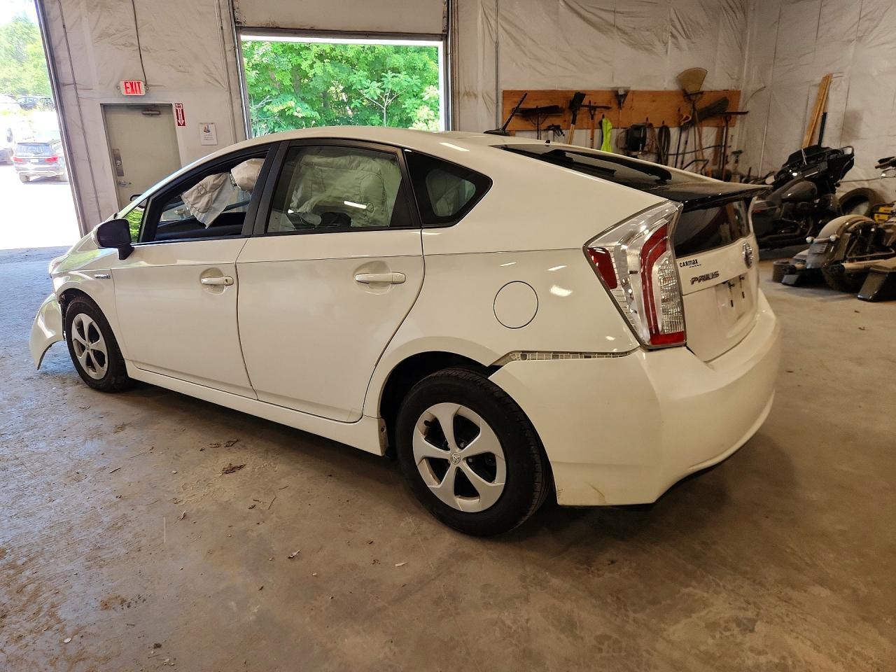 2014 Toyota Prius Three - Фото 2