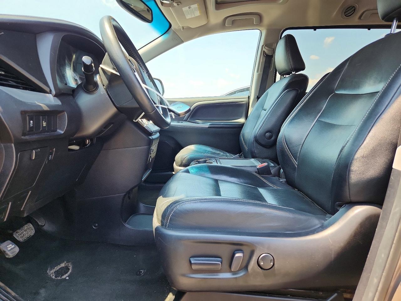 2015 Toyota Sienna Sport - Image 7