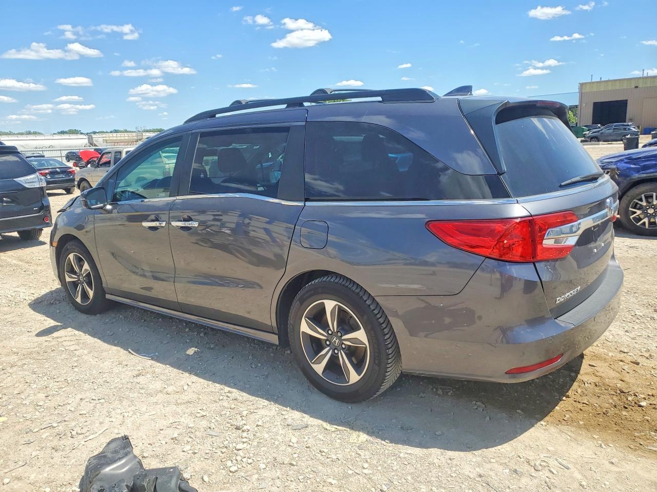 2019 Honda Odyssey Touring - Фото 2