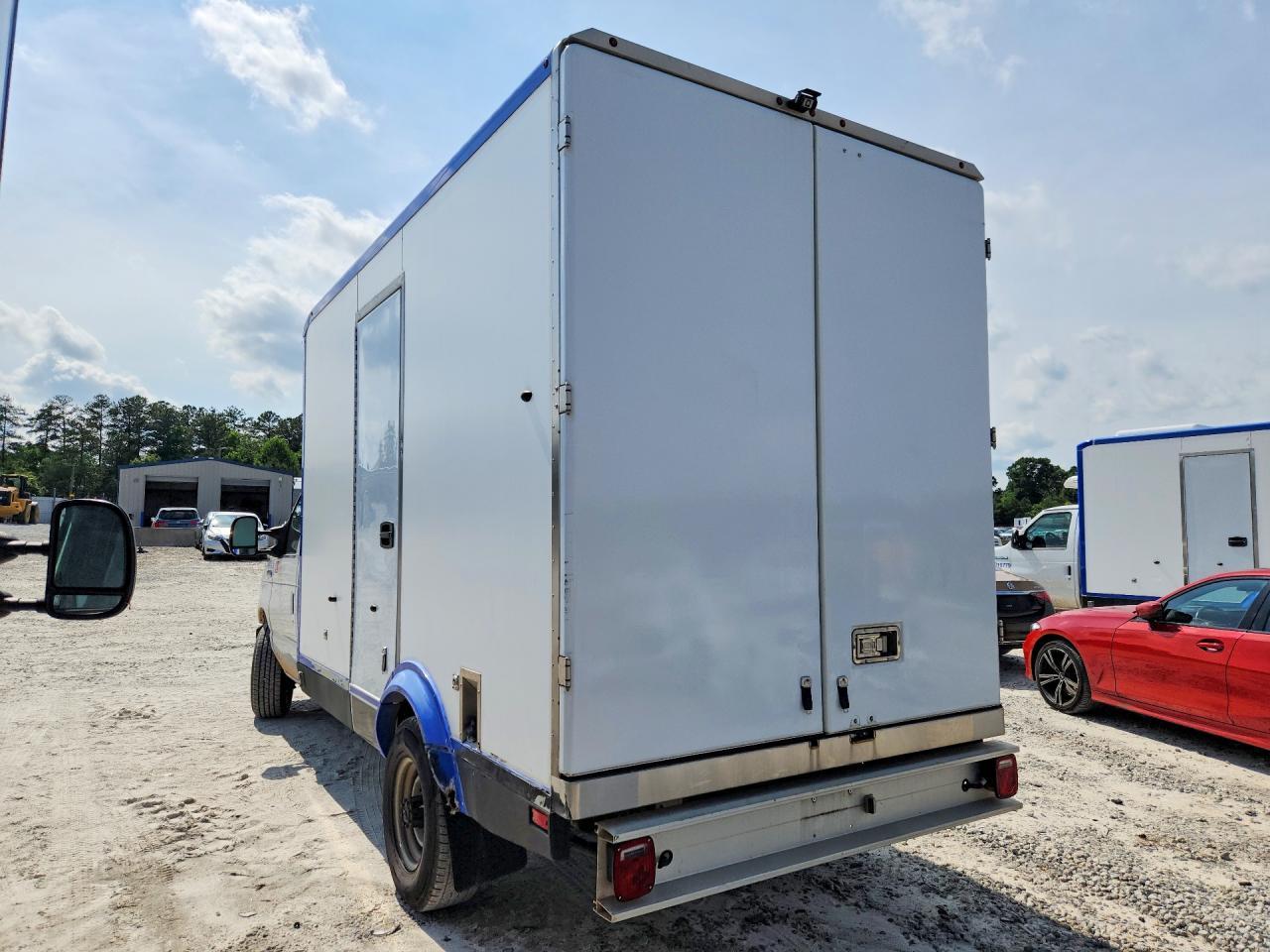 2023 Ford E350 Refrigerated Box Truck - Фото 2
