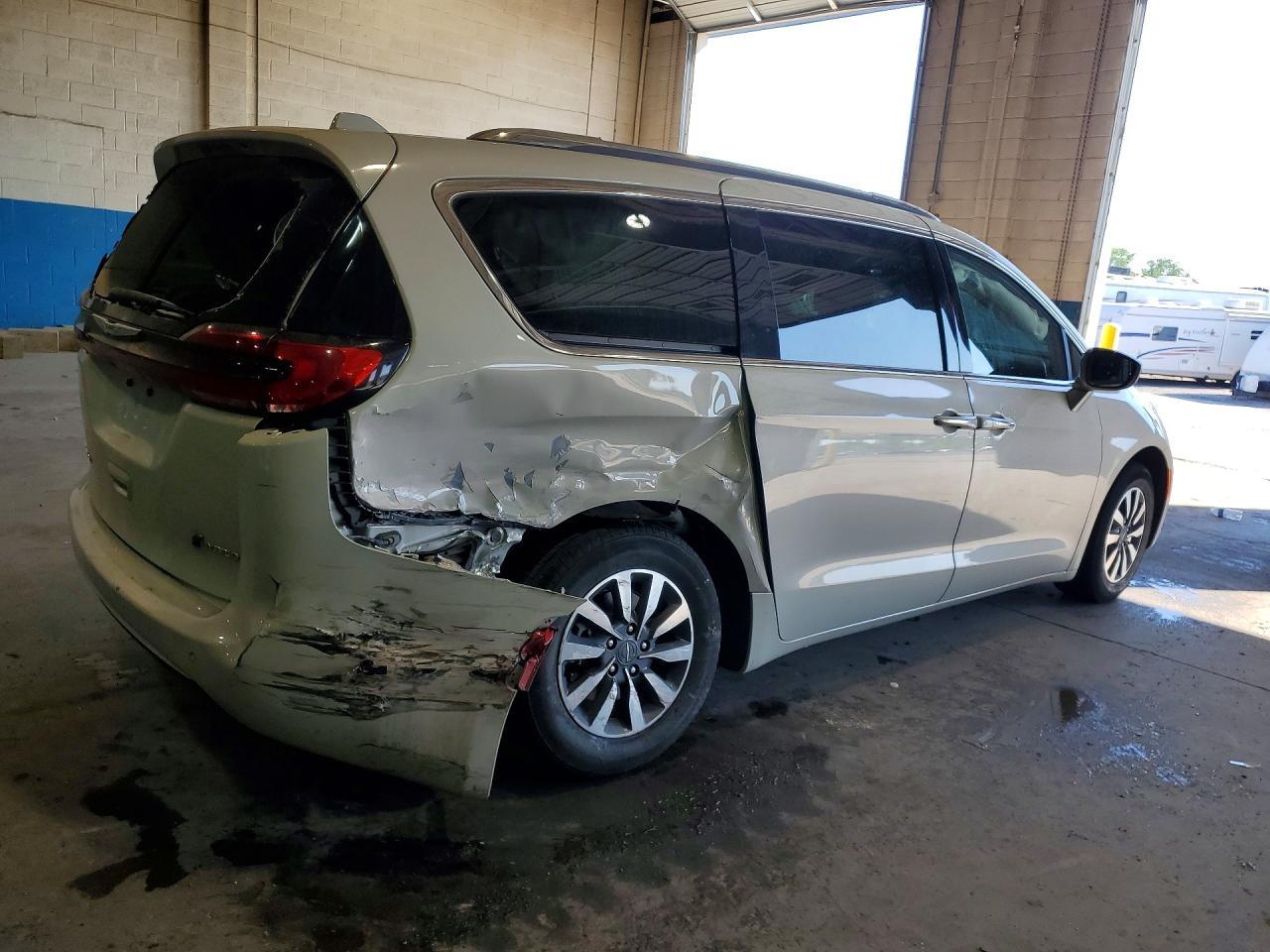 2021 Chrysler Pacifica Hybrid Touring L - Image 3
