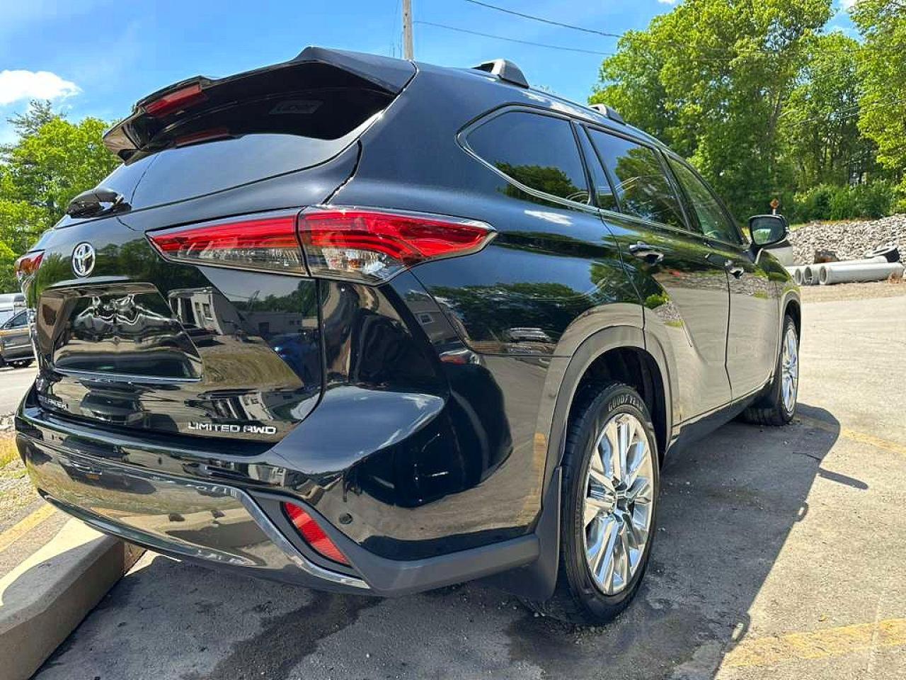 2023 Toyota Highlander Limited - Image 3