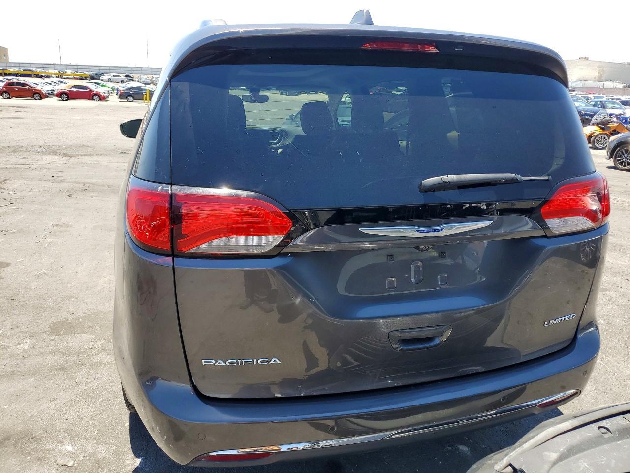 2018 Chrysler Pacifica Limited - Image 6