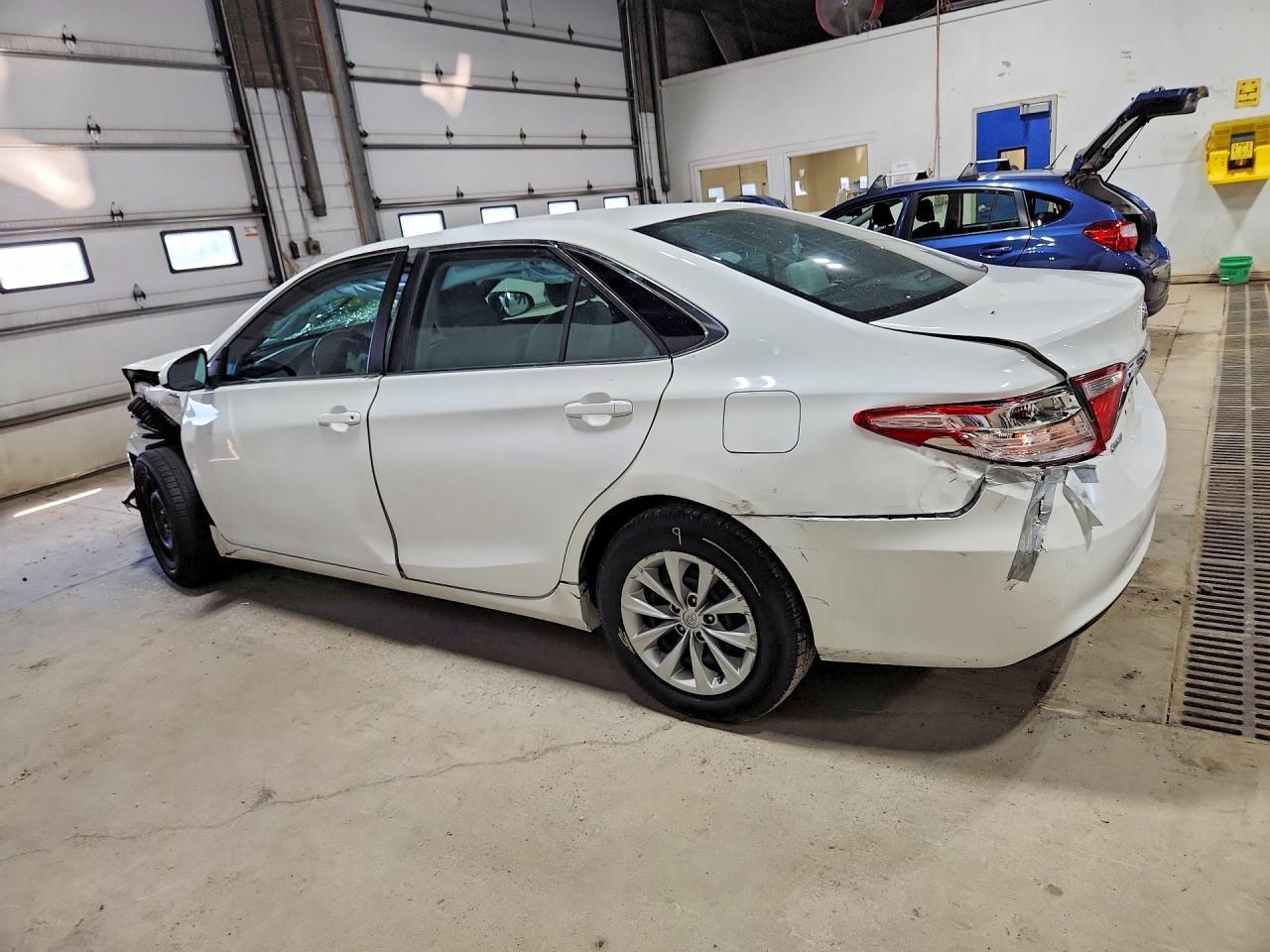 2016 Toyota Camry Le - Фото 2