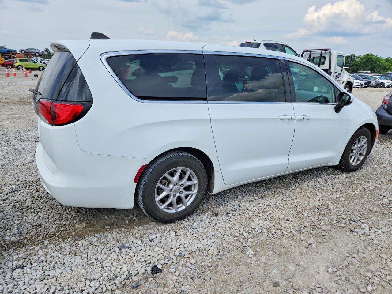 2022 Chrysler Voyager Lx - Фото 3