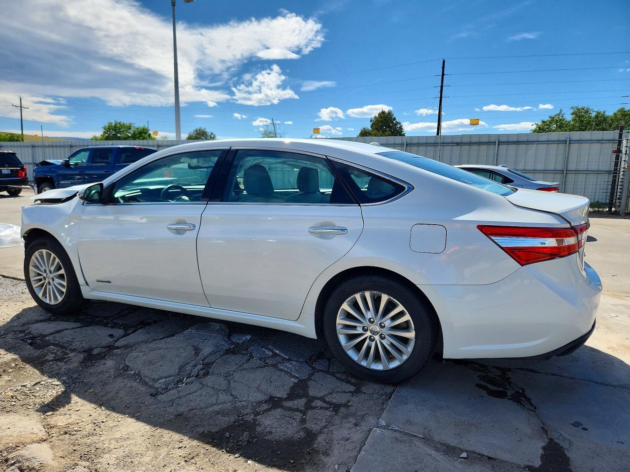 2014 Toyota Avalon Hybrid Xle Touring - Image 2
