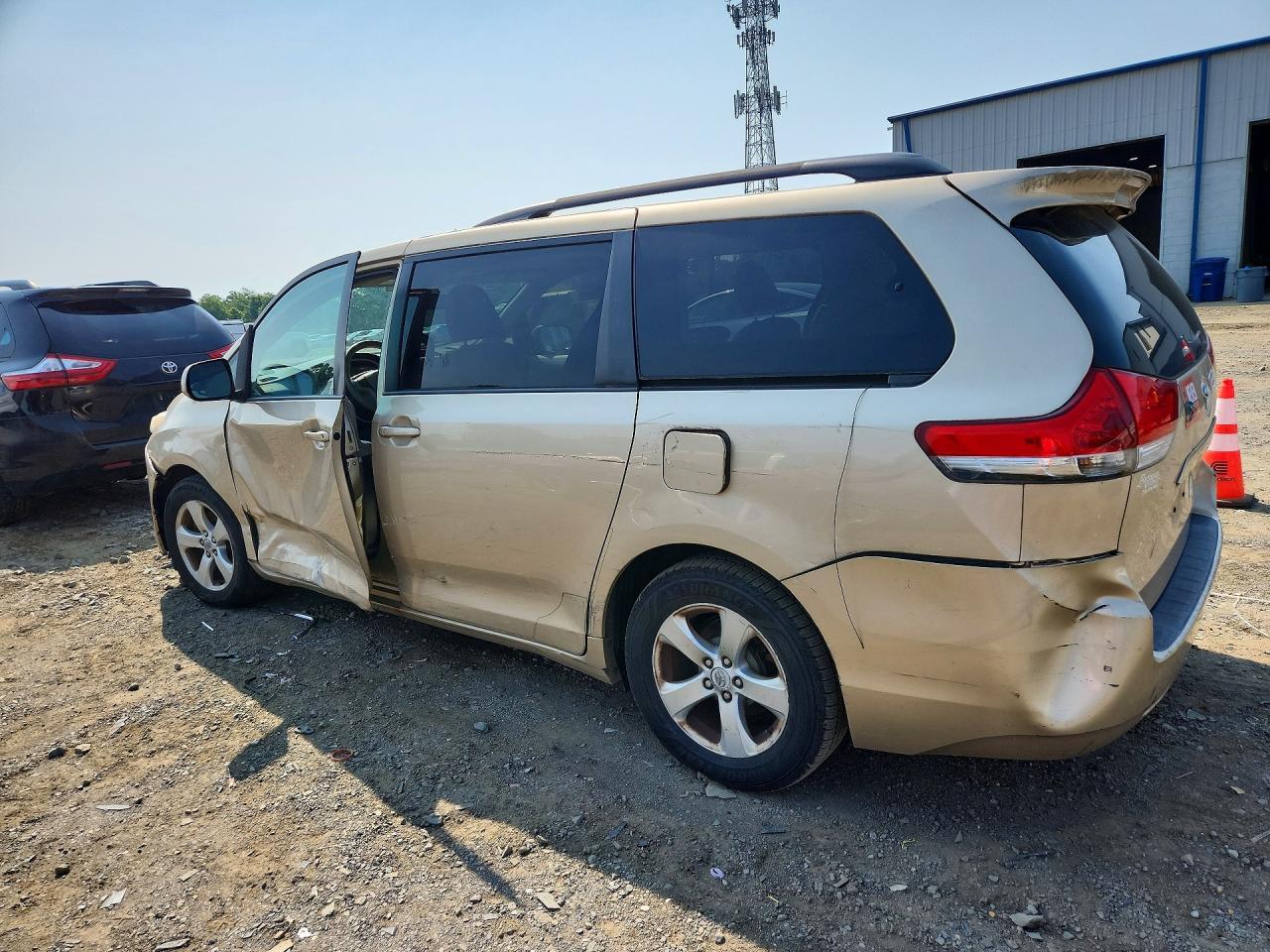 2012 Toyota Sienna Le - Фото 2