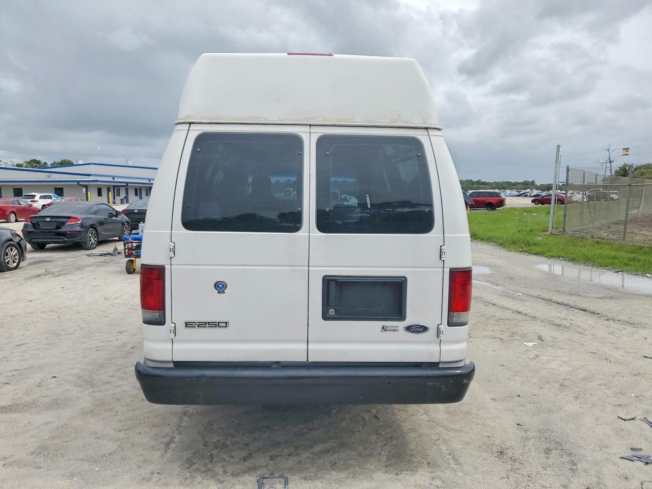 2009 Ford Econoline E250 Van - Фото 6