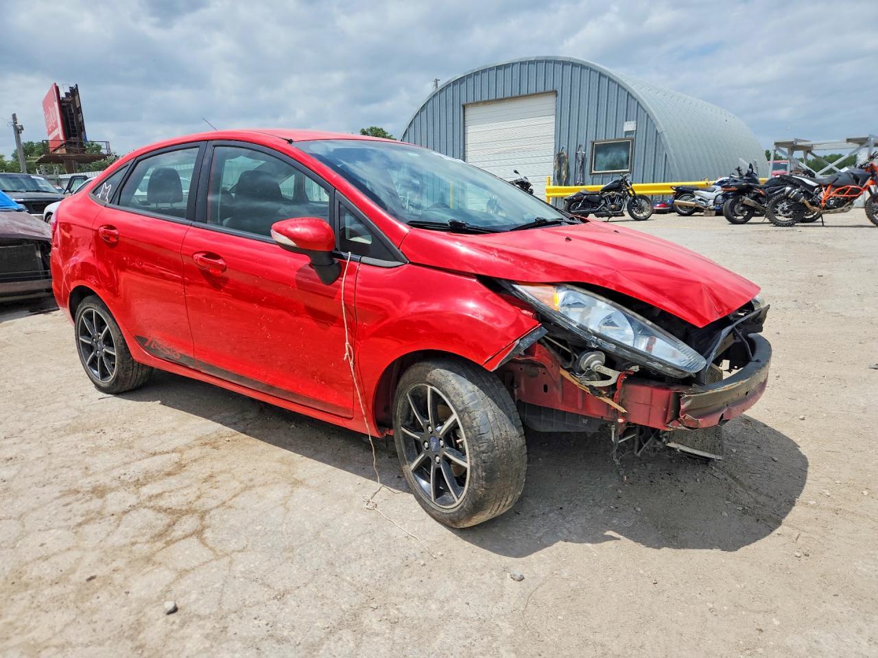 2015 Ford Fiesta Se - Фото 4