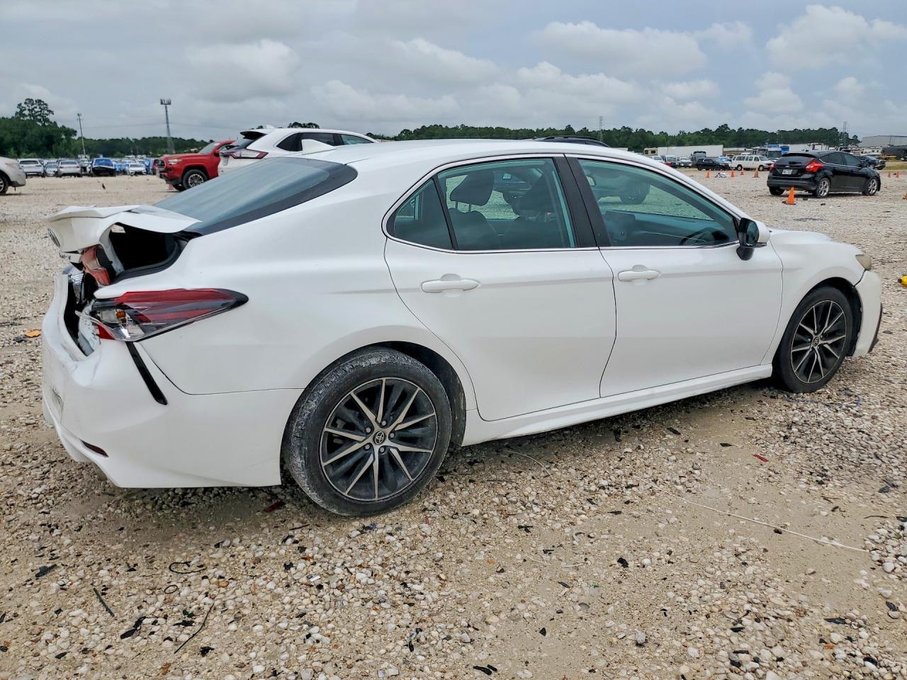 2022 Toyota Camry Se - Фото 3