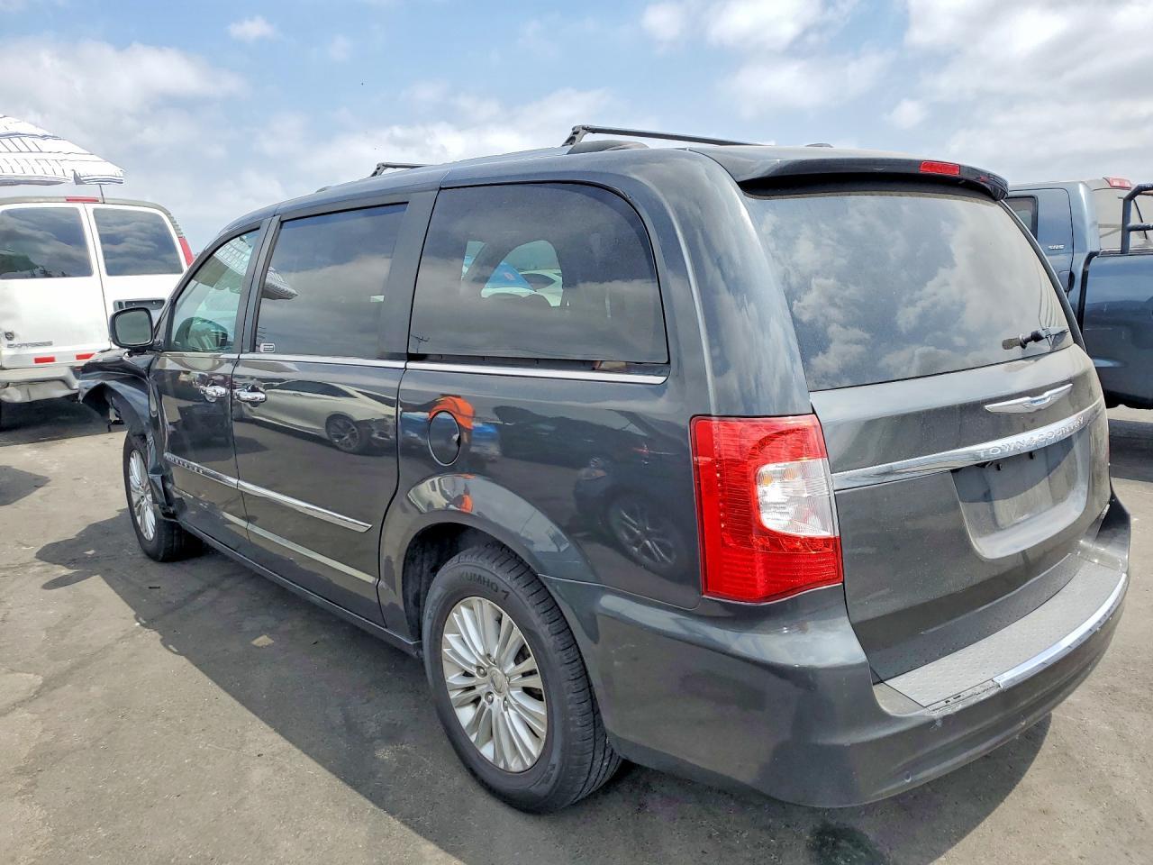 2012 Chrysler Town & Country Limited - Фото 2