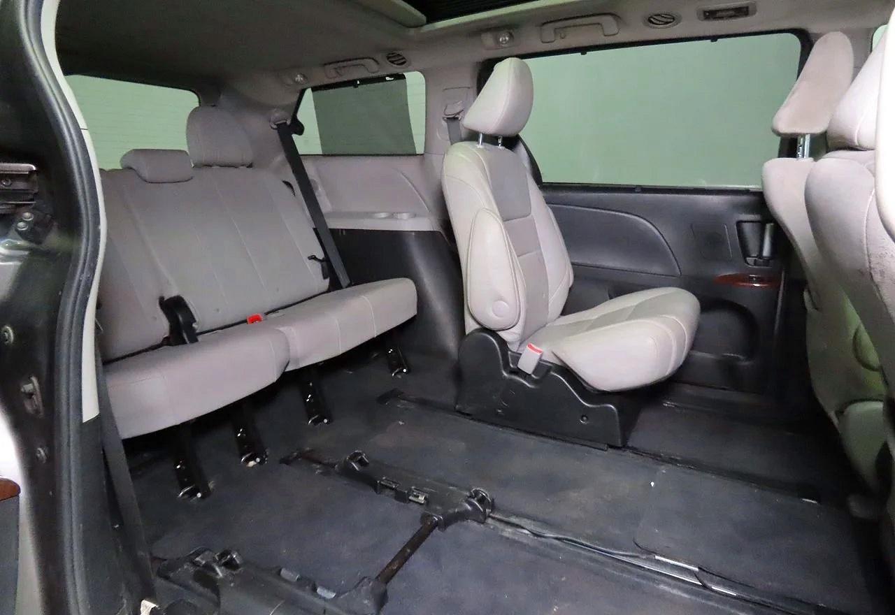 2016 Toyota Sienna Limited 7-Passenger - Image 6