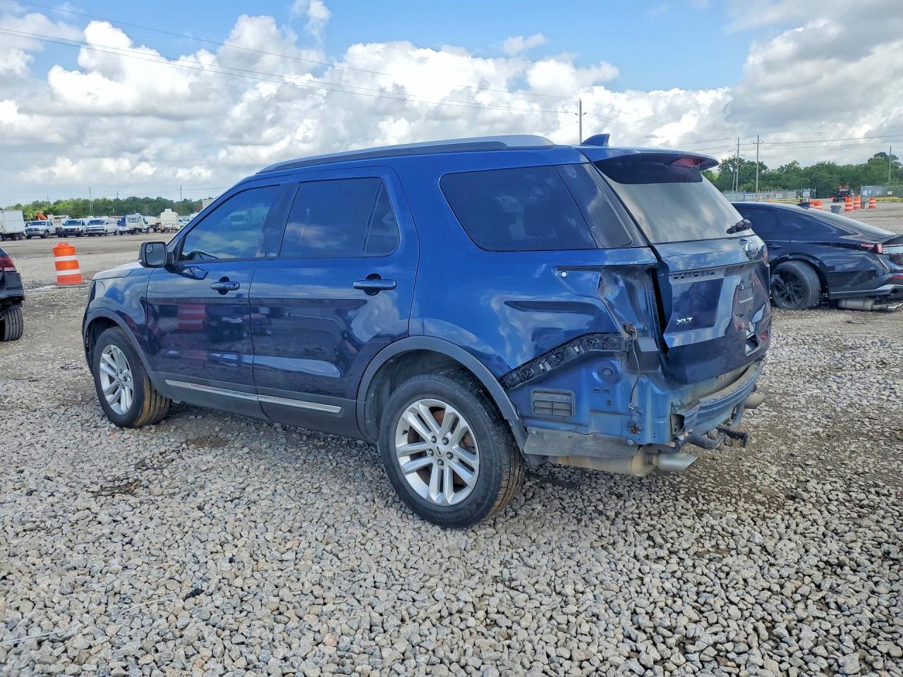2016 Ford Explorer Xlt - Image 2