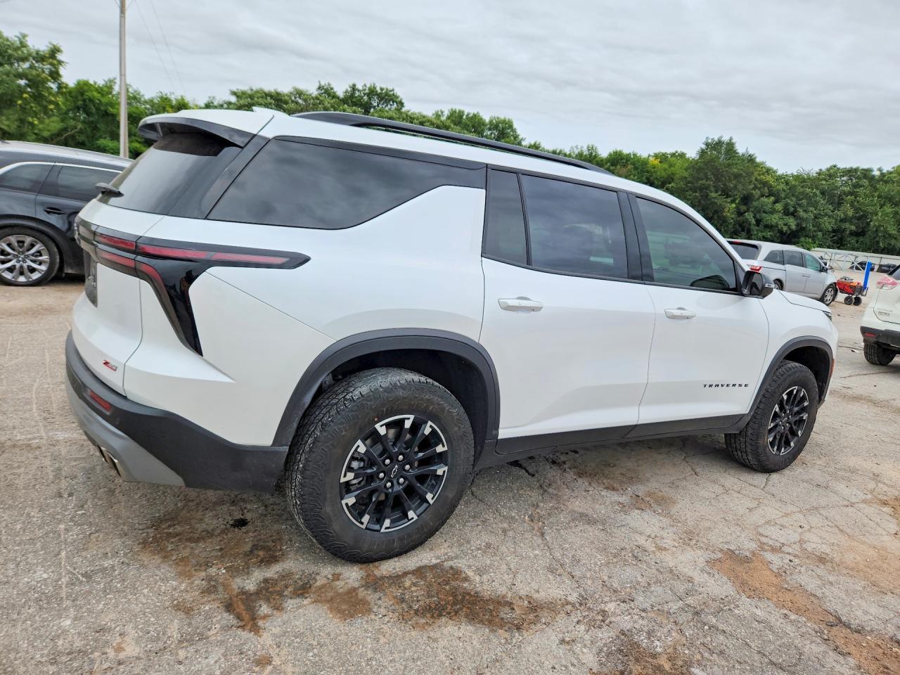 2024 Chevrolet Traverse Lt Z71 - Image 3