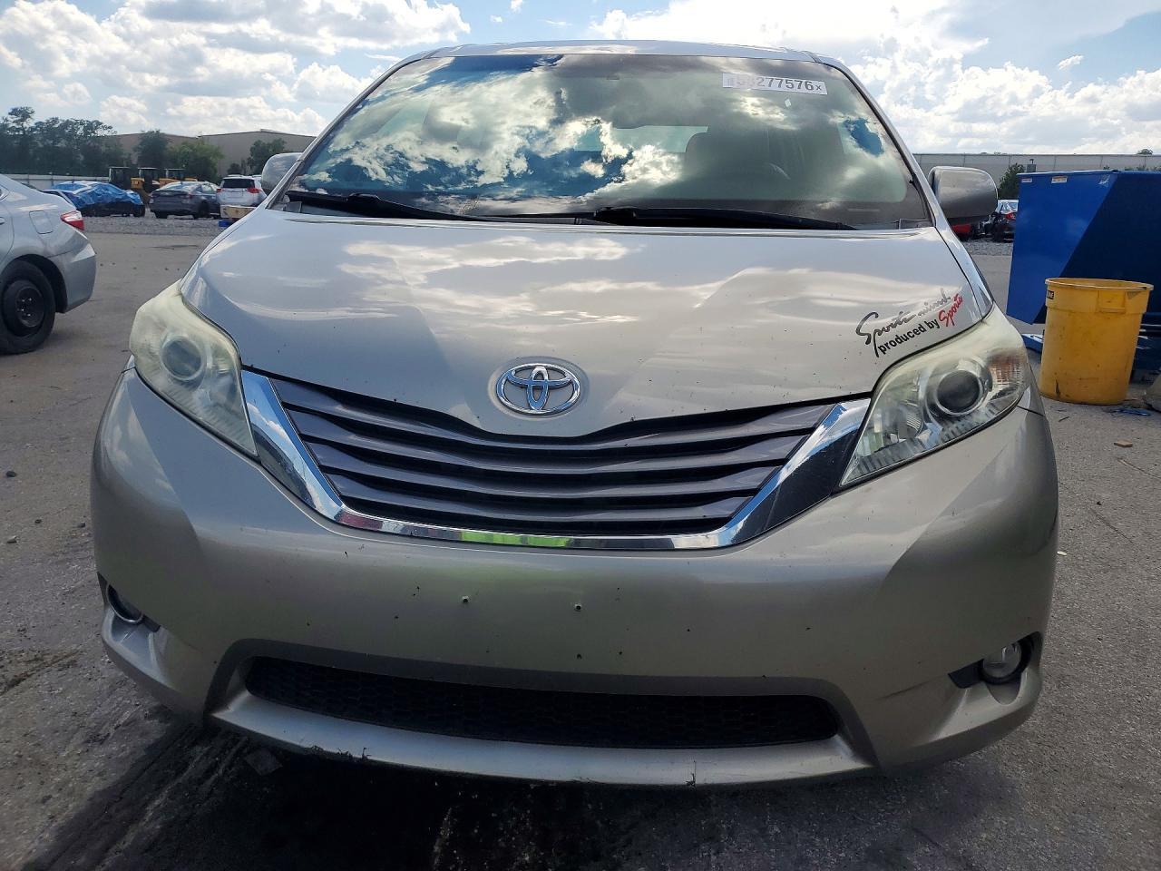 2015 Toyota Sienna Xle 8-Passenger - Image 5