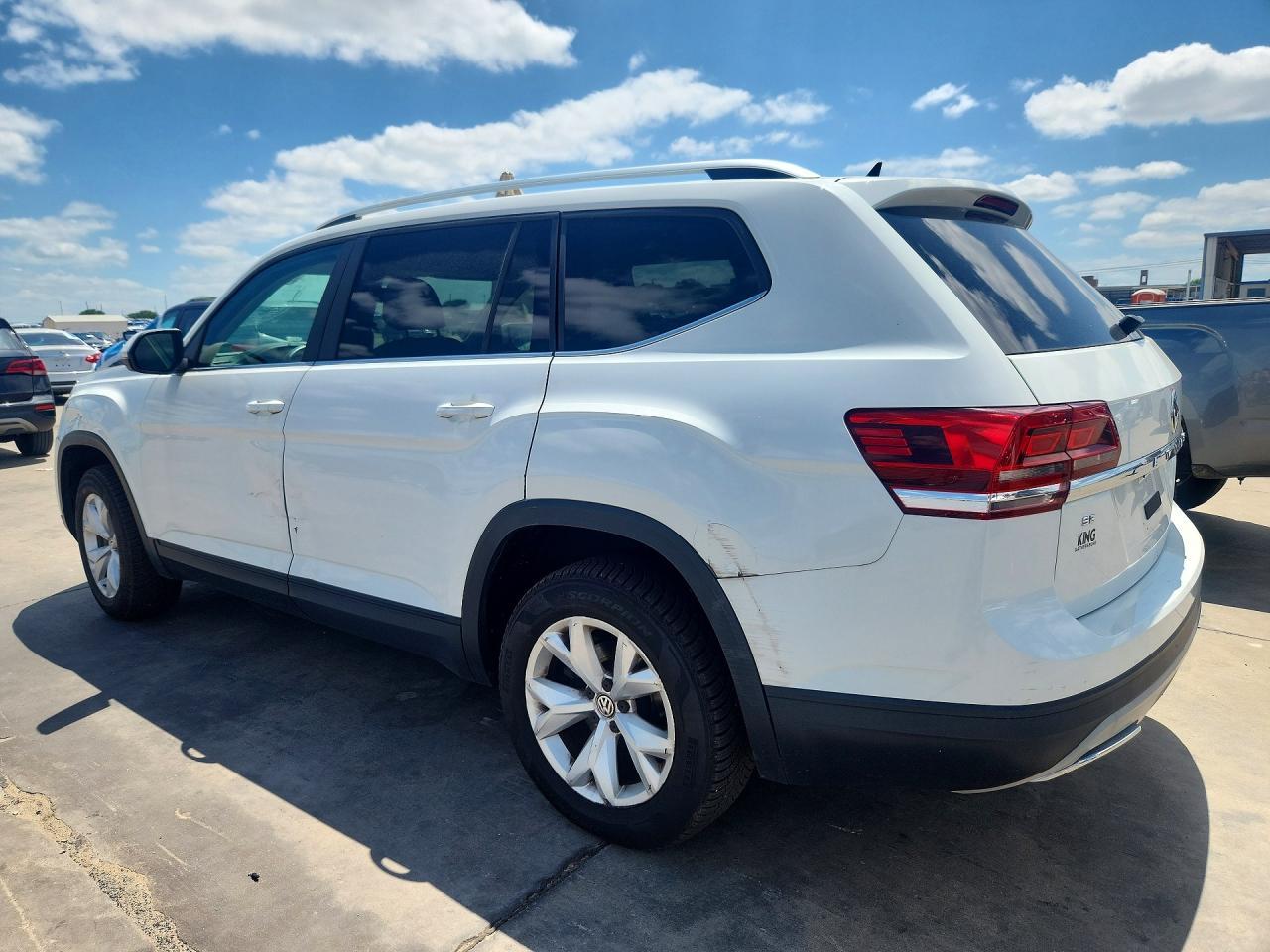 2022 Volkswagen Atlas Cross Sport Sel R-Line - Image 2