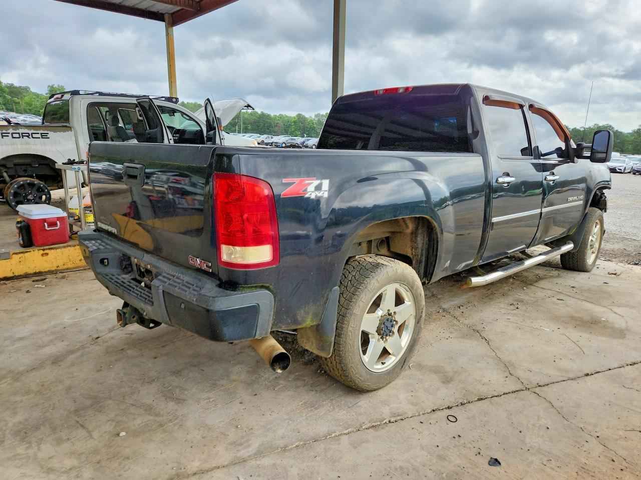 2011 GMC Sierra K2500 Denali - Image 3